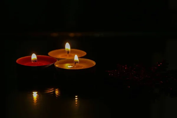 黑暗中一束点燃的蜡烛的特写 — 图库照片