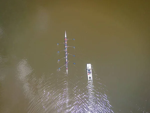 ローイングチームのトップビュー 北アーリントンのパセイック川に漕ぎます ニュージャージー州 — ストック写真