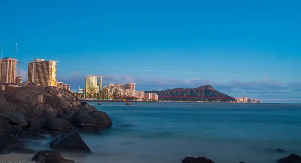 Uno Scatto Panoramico Dello Skyline Honolulu Vicino Alla Riva Alle — Foto Stock