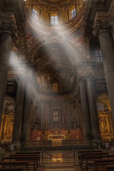 Dikey Işık Görüntüsü Tarihi Chiesa San Giuseppe Dei Teatini Kilisesinde — Stok fotoğraf