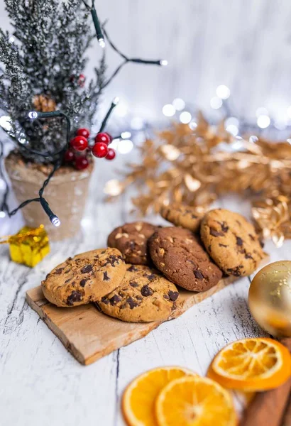 Noel Süsüsüyle Süslenmiş Masada Servis Edilen Çikolatalı Kurabiyelerden Dikey Bir — Stok fotoğraf