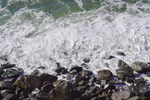 Las Suaves Olas Del Océano Con Espuma Cayendo Sobre Rocas —  Fotos de Stock