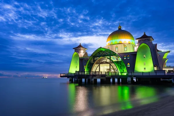 Mesquita Estreito Melaka Masjid Selat Melaka Localizada Ilha Malaca Malásia — Fotografia de Stock