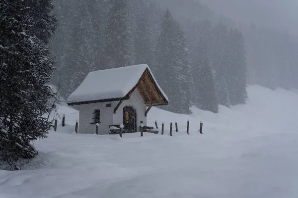 在暴风雪中的教堂 — 图库照片