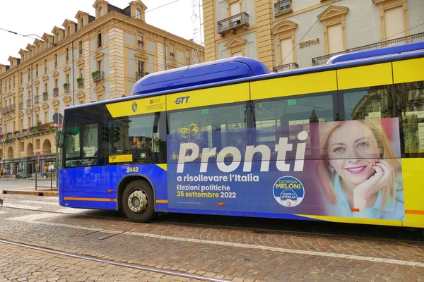 Żółty Autobus Billboardem Giorgia Meloni Lider Partii Fratelli Italia Dzień — Zdjęcie stockowe