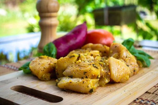 Several Pieces Marinated Chicken Breast Turmeric Garlic Arranged Wooden Cutting — Stock Photo, Image