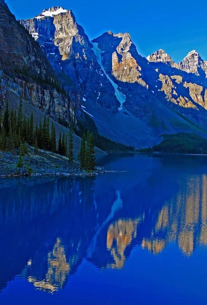 Vertikal Bild Moraine Lake Med Stora Berg Bakgrunden Reflekterar Vatten — Stockfoto