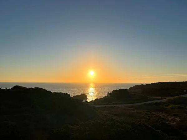 Uma Vista Panorâmica Pôr Sol Sobre Mar Calmo Límpido Silhueta — Fotografia de Stock