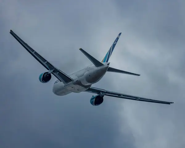 Tiro Ângulo Baixo Avião 777 Oriental Que Voa Céu Nublado — Fotografia de Stock