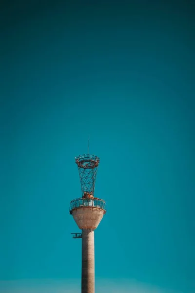 Ein Vertikaler Tiefpunkt Eines Verlassenen Und Rostigen Werftkontrollturms Lisnave Cacilhas — Stockfoto