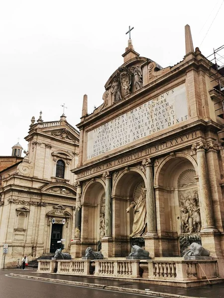 이탈리아 로마의 폰타나델 기념비적 분수를 수직으로 — 스톡 사진