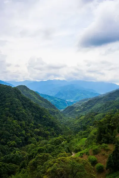 Une Vue Paisible Paysage Nuageux Sur Vallée Verdoyante Montagne — Photo