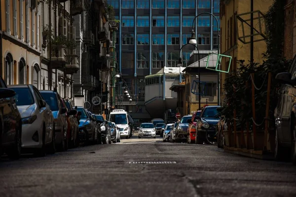 Los Coches Estacionados Una Las Calles Ciudad Italiana Turín — Foto de Stock