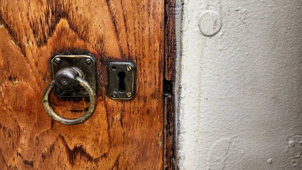 Zbliżenie Starych Drewnianych Drzwi Metalową Klamką Otworem Klucze — Zdjęcie stockowe