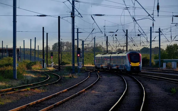 Greater Anglia Flirt Osobní Vlak Vidět Jak Cestuje Pryč Stanice — Stock fotografie
