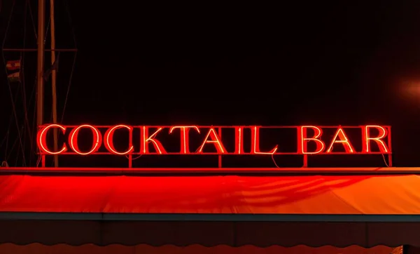 Een Rode Neon Cocktail Bar Bord Avond — Stockfoto