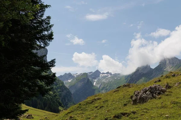 スイス アッペンツェルの明るい空の下で農村部の緑の丘や山の空の景色 — ストック写真