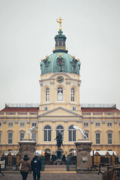 シャーロッテンブルク宮殿の入り口の門に向かって歩く人々の垂直ショット — ストック写真