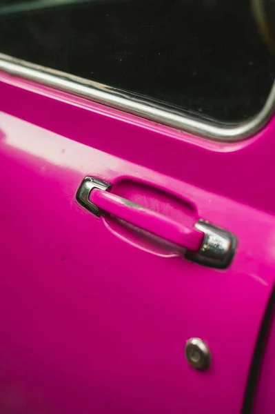 Крупный План Дверного Ручника Розового Ретро Автомобиля Вертикальный Снимок — стоковое фото