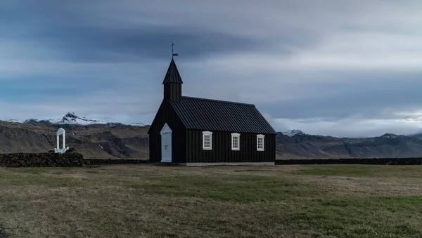 Iglesia Negra Budir Islandia Contra Cielo Nublado Con Montañas Fondo — Foto de Stock