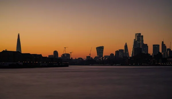 伦敦上空美丽的落日 金碧辉煌的天空映衬着现代化的高楼 — 图库照片