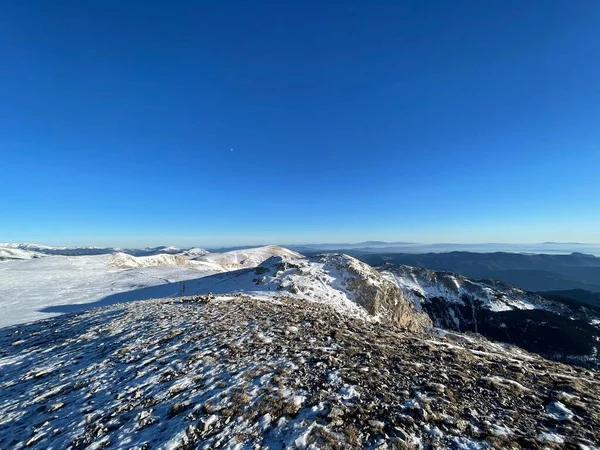 Los Campos Cubiertos Nieve Ladera Montaña Bajo Cielo Azul —  Fotos de Stock