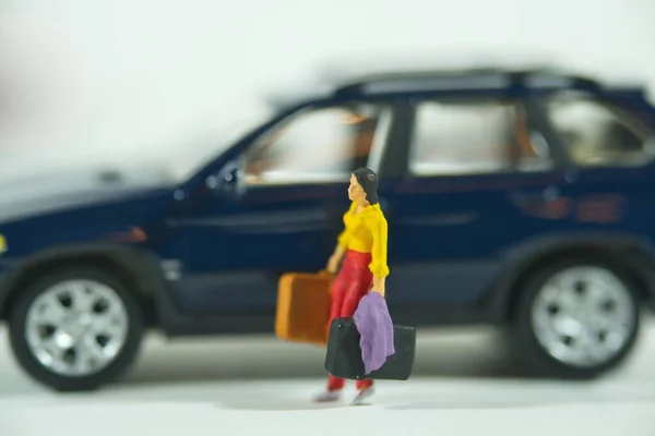 Utazó Emberek Poggyásszal Autók Háttérben Miniatűr Figurák Jelenet — Stock Fotó