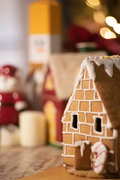 Noel Için Masada Şekerli Zencefilli Kurabiye Evleri Dikey Pozu — Stok fotoğraf