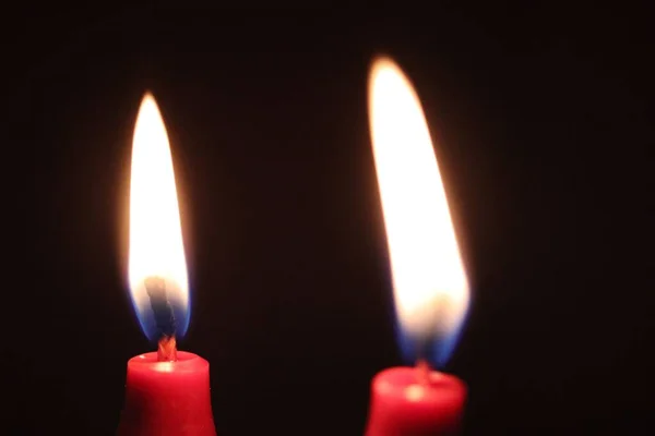 Een Close Van Twee Rode Kaarsen Brandend Het Donker — Stockfoto