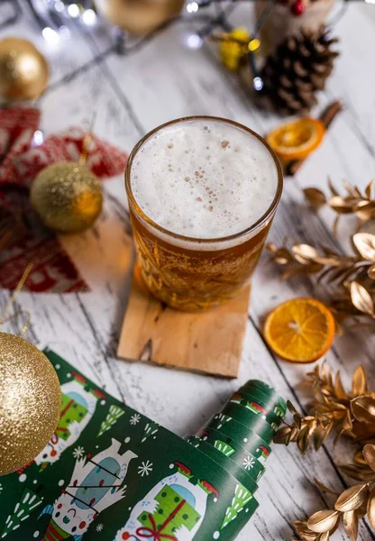 Vertical Top View Glass Christmas Beer Served Beautiful Bright Decorations — Stock Photo, Image