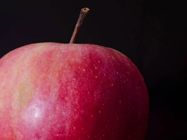 Siyah Arka Planda Taze Kırmızı Bir Elmanın Makro Görüntüsü — Stok fotoğraf