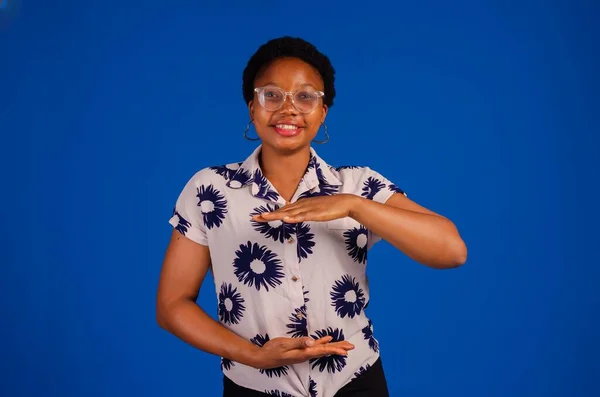 Afrikansk Kvinna Visar Storlek Med Händerna Isolerade Blå Bakgrund — Stockfoto