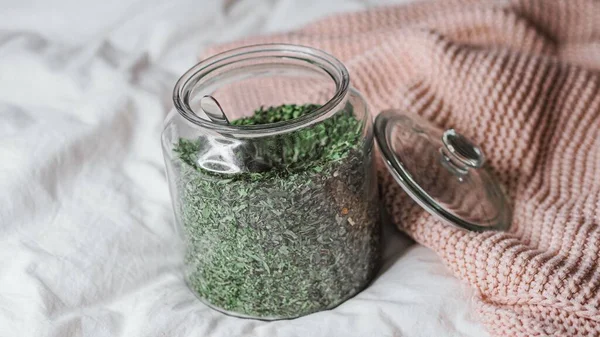 柔らかい白いベッドの上の緑茶の瓶 — ストック写真