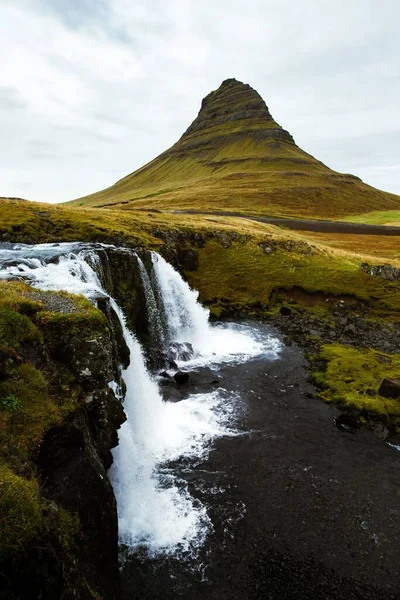 Békés Táj Bájos Vízesésekkel Zöld Hegyekkel Izland — Stock Fotó