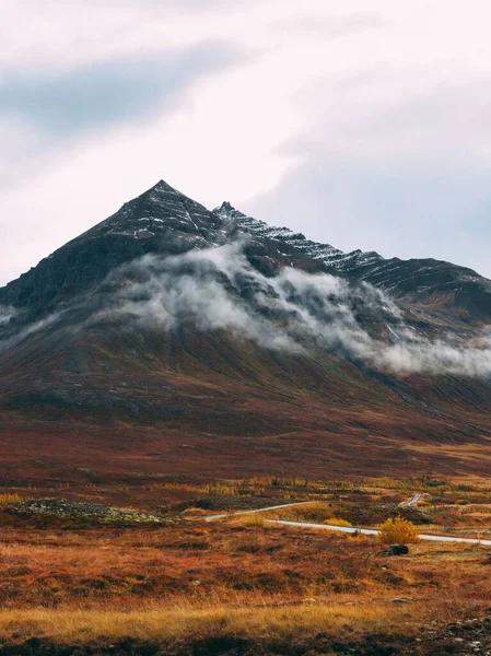 Ειρηνικό Τοπίο Των Βουνών Μια Ομιχλώδη Ημέρα Ισλανδία — Φωτογραφία Αρχείου