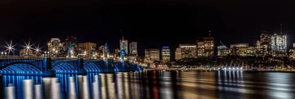 Geceleri Şehir Arkaplanı Olan Güzel Bir Köprü Manzarası — Stok fotoğraf