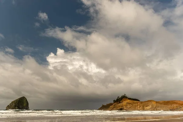 Una Gran Formación Roca Musgosa Mar Vista Desde Costa Oregon — Foto de Stock