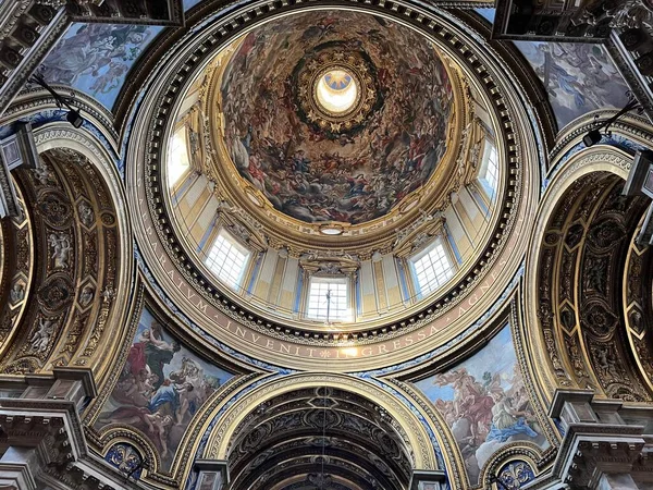 이탈리아 로마의 바로크 교회에 산탄당의 내부와 천장의 — 스톡 사진
