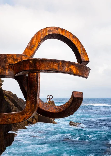 Peine del Viento heykeli, San Sebastian, Bask ülkesinde. Güzel mavi bir Atlantik denizi.