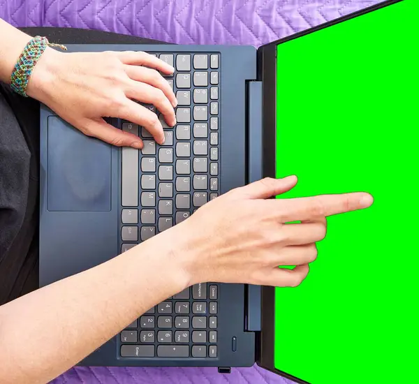 Вид Сверху Руки Указывающие Зеленый Экран Ноутбука — стоковое фото