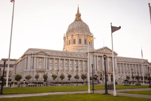 Снимок Мэрии Сан Франциско Низким Углом Против Яркого Белого Неба — стоковое фото