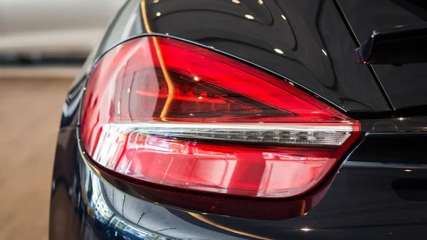 Eine Nahaufnahme Von Abgeschnittenen Porsche Cayman Rücklicht Verschwommenen Hintergrund — Stockfoto