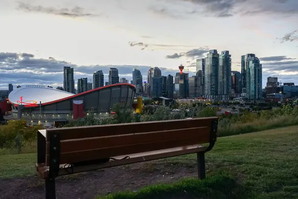 Lavička Popředí Celým Calgary Alberta Panorama Pozadí Při Západu Slunce — Stock fotografie