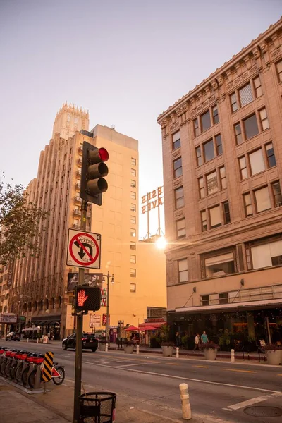 ロサンゼルスのダウンタウンでの都市の建物や交通信号の垂直低角度ショット — ストック写真