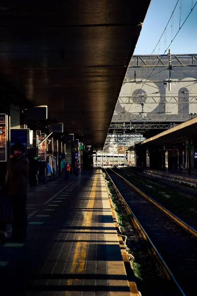 Μια Κάθετη Λήψη Ενός Σιδηροδρομικού Σταθμού Στη Ρώμη Κατά Διάρκεια — Φωτογραφία Αρχείου
