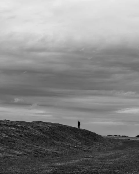 Černobílý Záběr Muže Kráčejícího Horách — Stock fotografie
