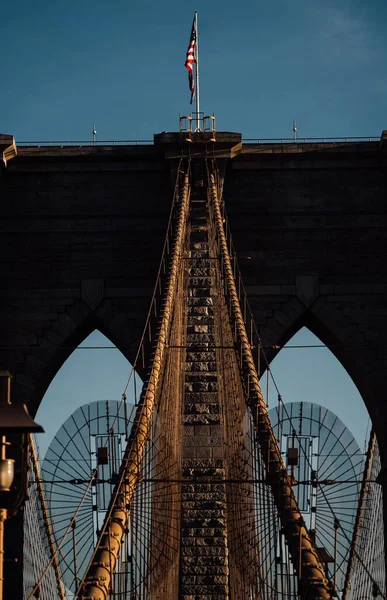 Вертикальный Симметричный Снимок Нью Йоркского Бруклинского Моста Голубым Небом Фоне — стоковое фото