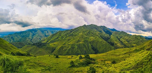 Панорамный Снимок Тропических Гор Муниципалитете Букиднон Филиппины Облачным Небом — стоковое фото