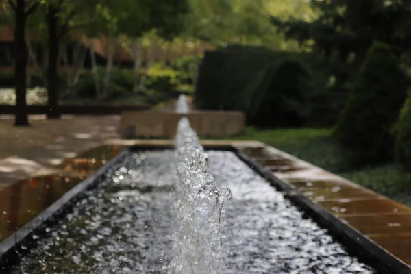 Una Fontana Con Spruzzi Acqua Nel Parco — Foto Stock