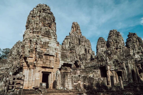 Μια Όμορφη Φωτογραφία Του Ναού Bayon Μέσα Στο Συγκρότημα Angkor — Φωτογραφία Αρχείου